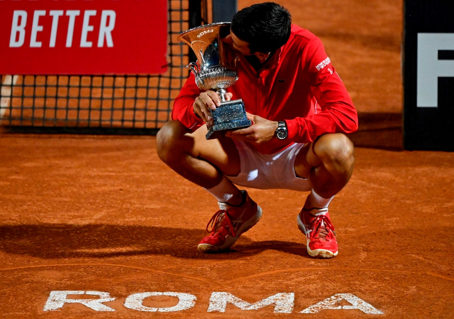 GELAGAT  Djokovic mencium trofi kejohanan di Rome. FOTO AFP 