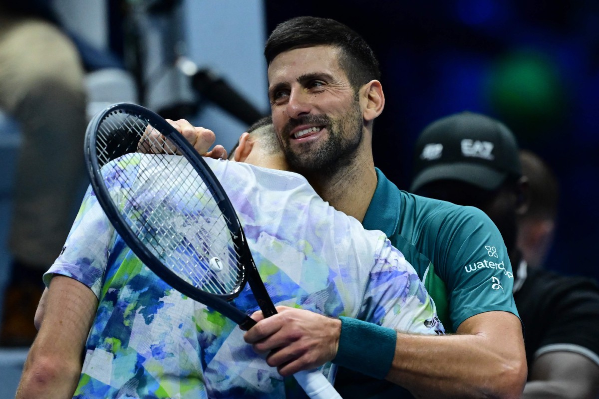 DJOKOVIC (kanan) berpelukan Hurkacz selepas menewaskan pemain itu untuk mara ke separuh akhir ATP Final. -FOTO AFP 