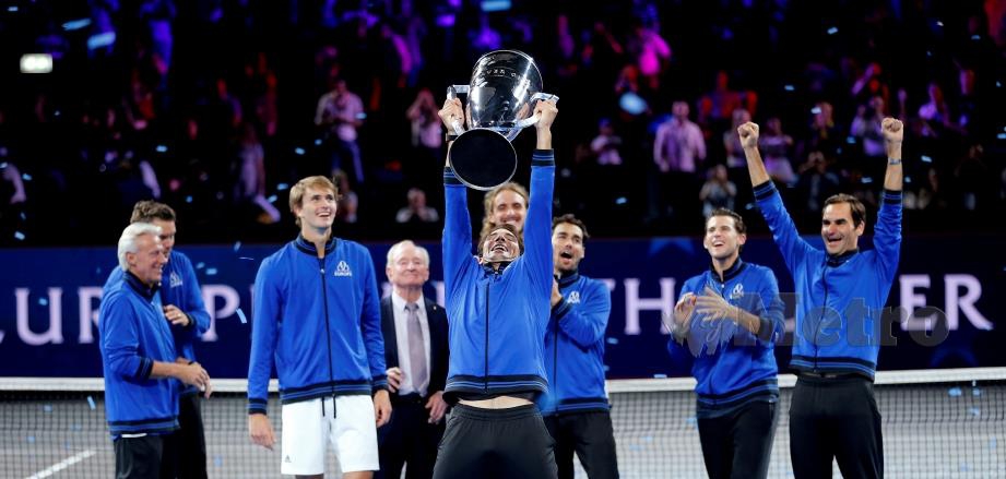 RAFAEL Nadal menjulang trofi Piala Laver di hadapan rakan sepasukan di geneva.  - FOTO Reuters 