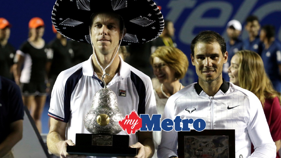 Querrey (kiri) bersama trofi kejayaan mengalahkan Nadal. FOTO REUTERS