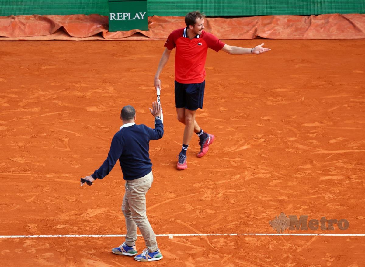 Daniil Medvedev berbalah dengan pengadil ketika menentang  Gael Monfils pada aksi Masters Monte Carlo - Reuters