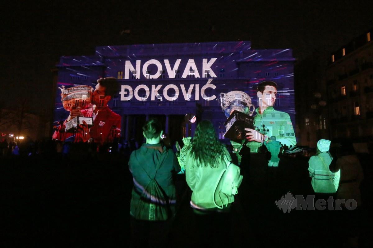 PENYOKONG Djokovic menyaksikan video detik-detik penting sepanjang karier bintang tenis Serbia itu di Belgrade. FOTO AFP