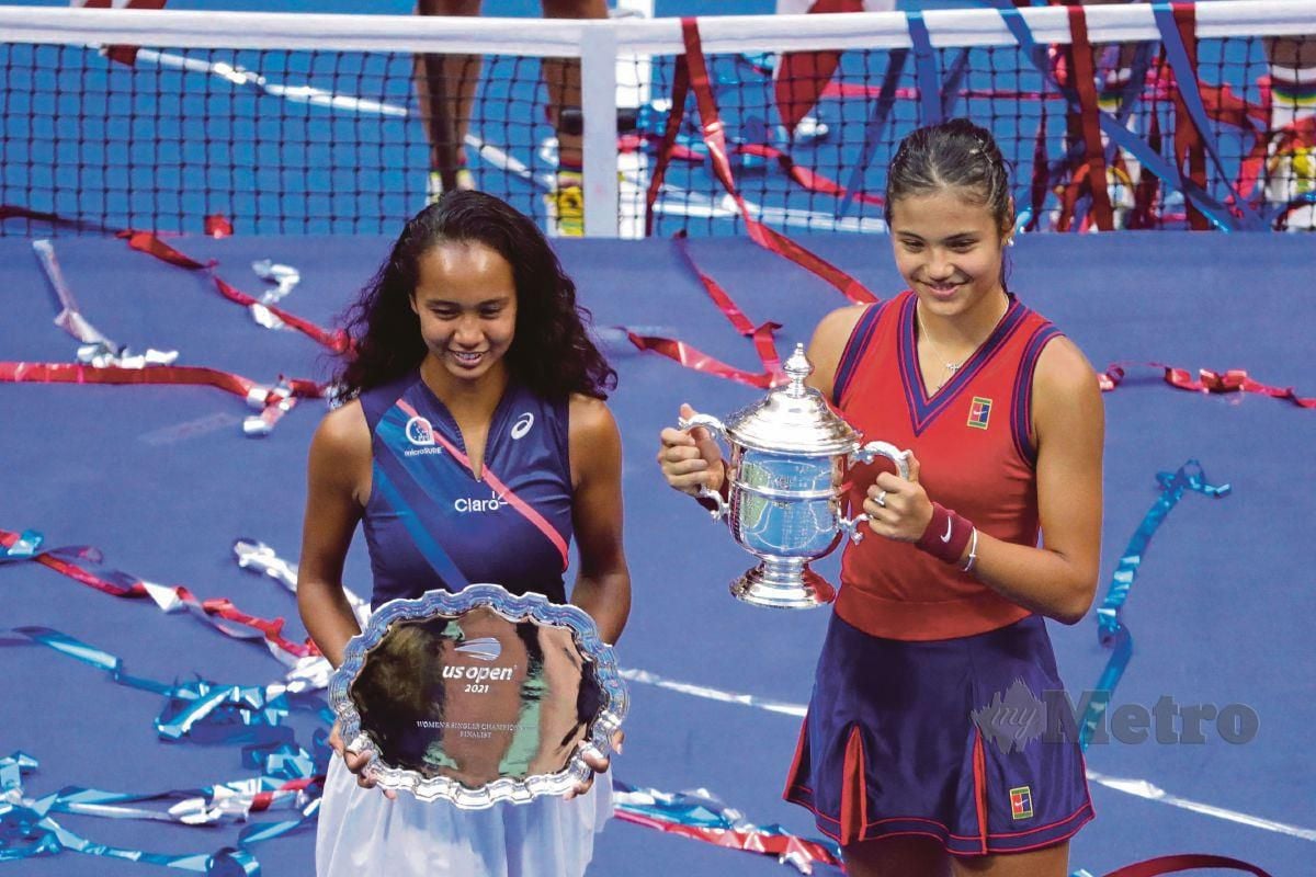 EMMA (kanan) bersama trofi kemenangan Terbuka AS 11 September lalu bersama naib juara, Leylah. FOTO AFP