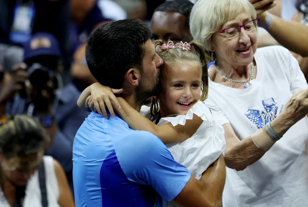 DJOKOVIC mencium anak perempuannya, Tara selepas menewaskan pemain Rusia, Daniil Medvedev di final Terbuka AS, Ahad lalu. FOTO REUTERS