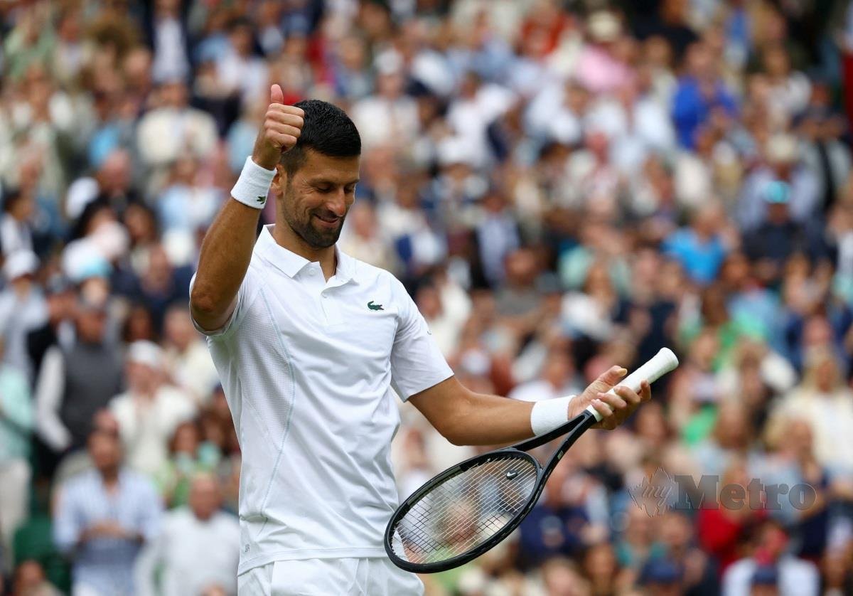 Novak Djokovic meraikan kejayaan menempah slot final Wimbledon.-Reuters