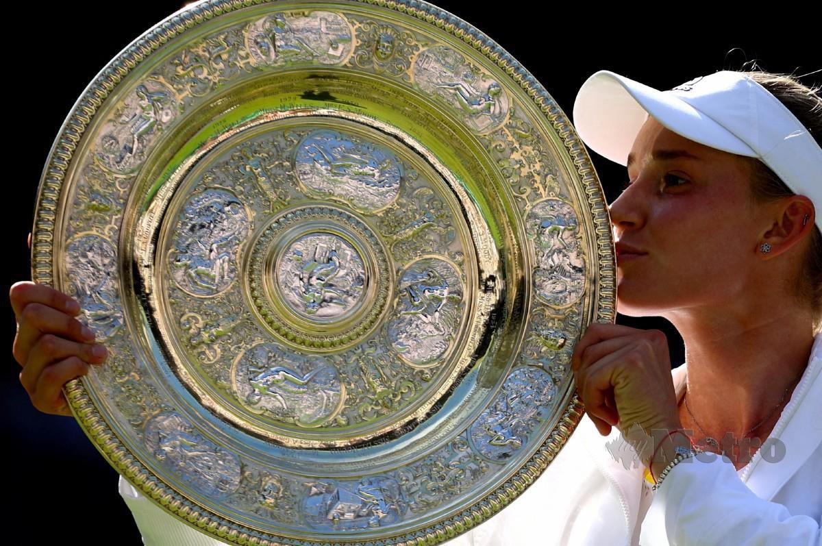 ELENA meraikan kejayaannya bergelar juara Wimbledon. -FOTO Reuters 