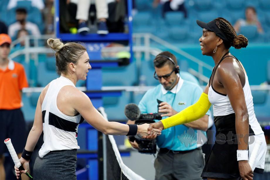 SIMONA (kiri) bersalaman dengan Venus selepas tamat perlawanan.  - FOTO Agensi 