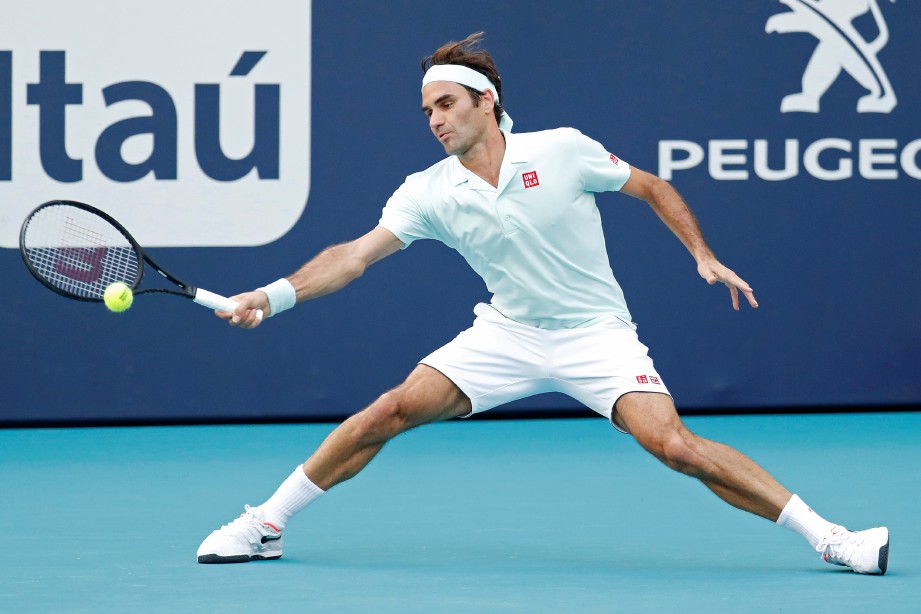 Roger Federer menempah tiketnya ke suku akhir Terbuka Miami selepas mengalahkan Daniil Medvedev. FOTO Agensi