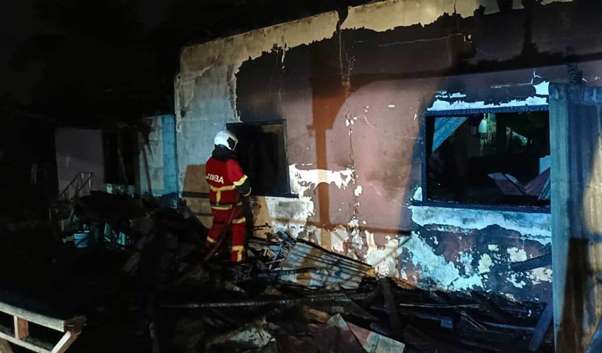 ANGGOTA bomba memadam kebakaran rumah sebelum mangsa OKU dikenali Agus Ebah ditemukan dalam keadaan rentung di Kampung Tagas, Tuaran. FOTO Ihsan JBPM