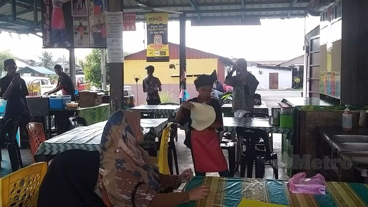 Penebar roti canai cilik, Muhammad Alif Fattah Muhamad Ali menunjukkan kemahiran menebar roti canai terbang di gerai bapanya di Jalan Kangar-Padang Besar, Beseri di Padang Besar. FOTO AIZAT SHARIF