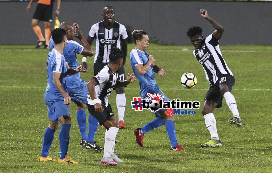 PEMAIN Terengganu FC II, Akanni Sunday Wasiu (kanan) cubaan menendang bola dihadapan pintu gol Pulau Pinang pada aksi Liga Perdana di Stadium Sultan Ismail Nasiruddin Shah. FOTO Ghazali Kori