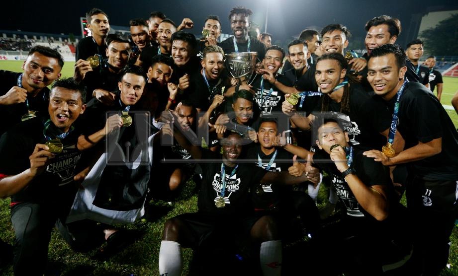 PASUKAN Terengganu FC II menjuarai perlawanan Piala Cabaran 2018  selepas mengalahkan pasukan UKM FC di Stadium Sultan Ismail Nasiruddin Shah. FOTO Rozainah Zakaria