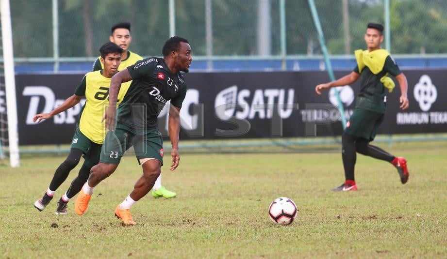 Pemain Terengganu FC (TFC), Tchetche Kipre (kiri) menjalani sesi latihan menjelang perlawanan Liga Super bagi musim 2019 di Padang Kompleks Sukan Negeri Gong Badak. FOTO Ghazali Kori