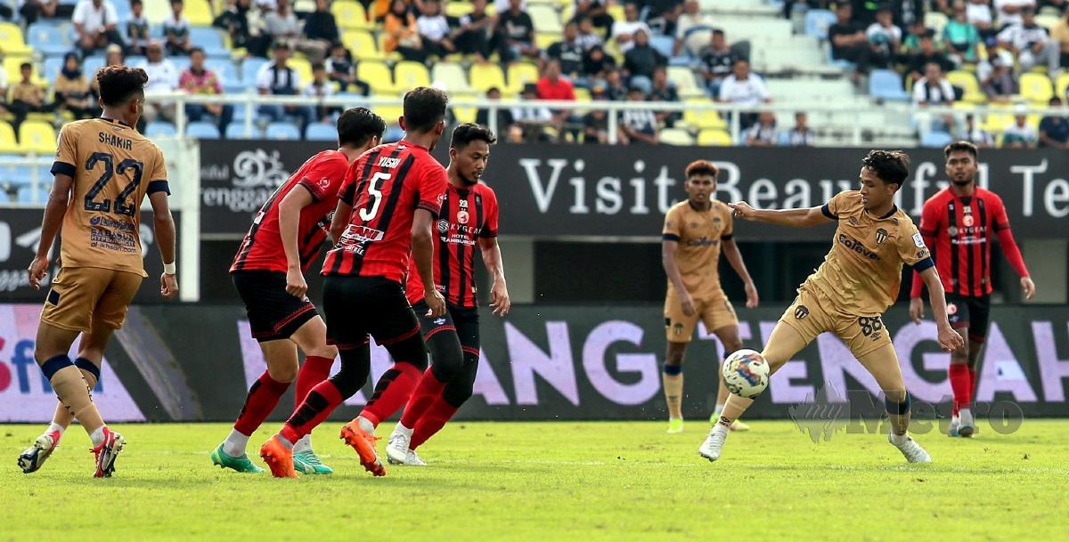 AKSI pemain  Kelantan  FC ketika menentang Terengganu FC pada aksi suku akhir Piala FA di Stadium Sultan Mizan Zainal Abidin.  