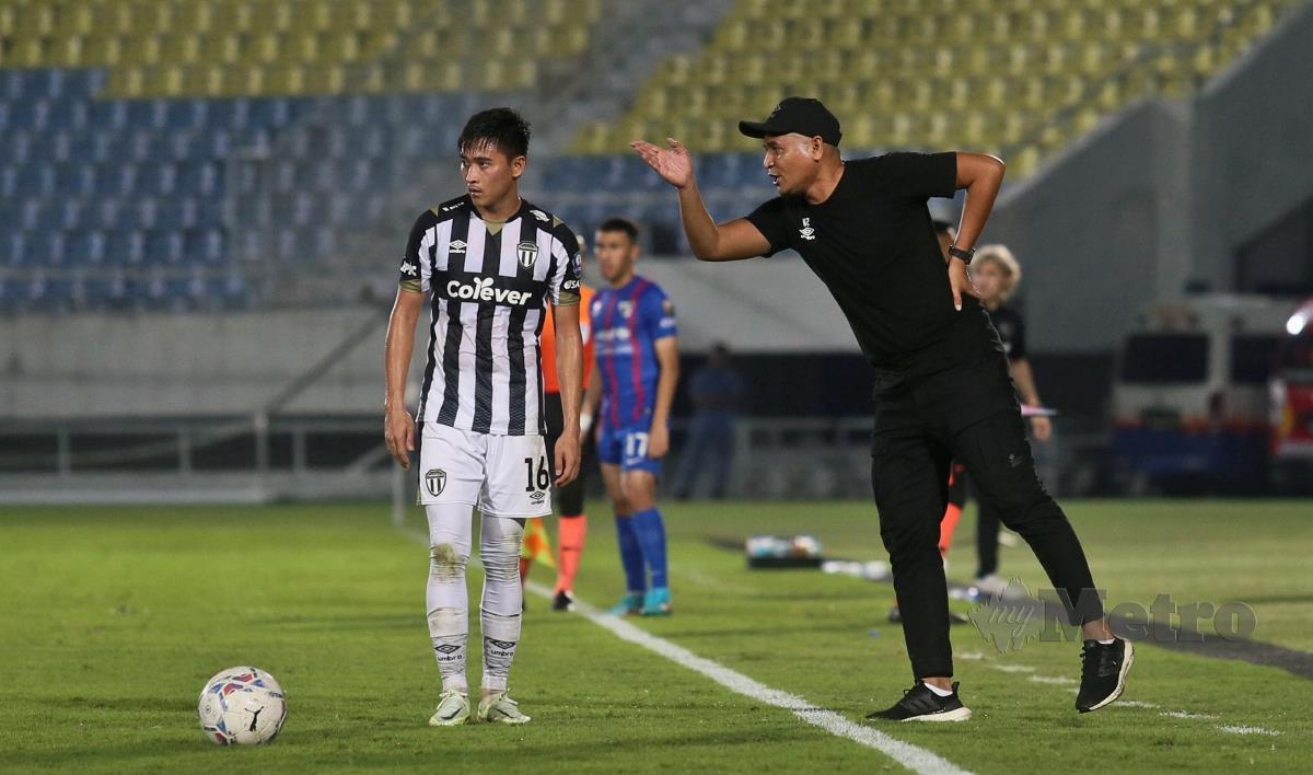 JURULATIH Terengganu FC,  Nafuzi Zain  (kanan) memberi arahan kepada pemainnya pada perlawanan Liga Super menentang JDT di Stadium Sultan Mizan Zainal Abidin, 10 Ogos lalu. FOTO GHAZALI KORI