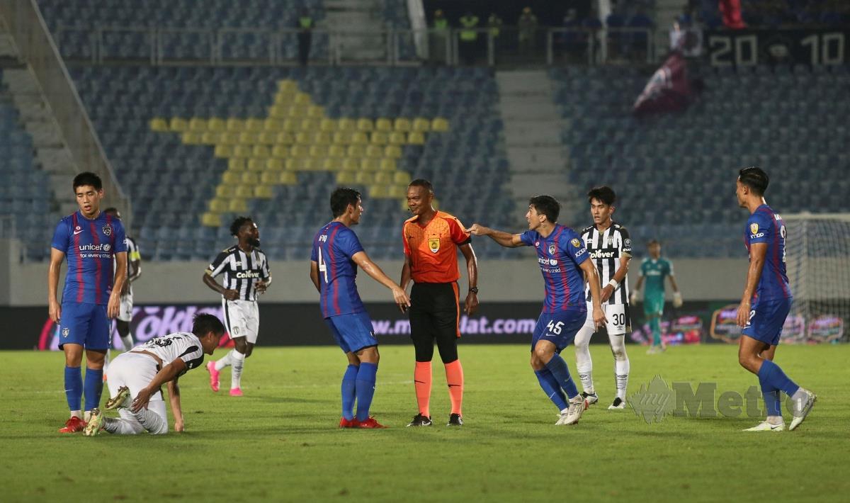 PERLAWANAN Liga Super antara Terengganu FC dan JDT) di Stadium Sultan Mizan Zainal Abidin, malam tadi, yang dimenangi JDT 2-1, dikatakan pra final Piala FA. FOTO GHAZALI KORI