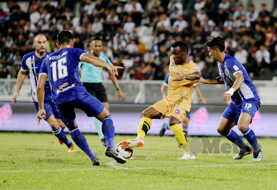 TIGA pemain Kuala Lumpur mengawal kemaraan pemain TFC, Tchetche  Kipre (dua kanan)  di Stadium Sultan Ismail Nasiruddin Shah.  - FOTO Rozainah Zakaria