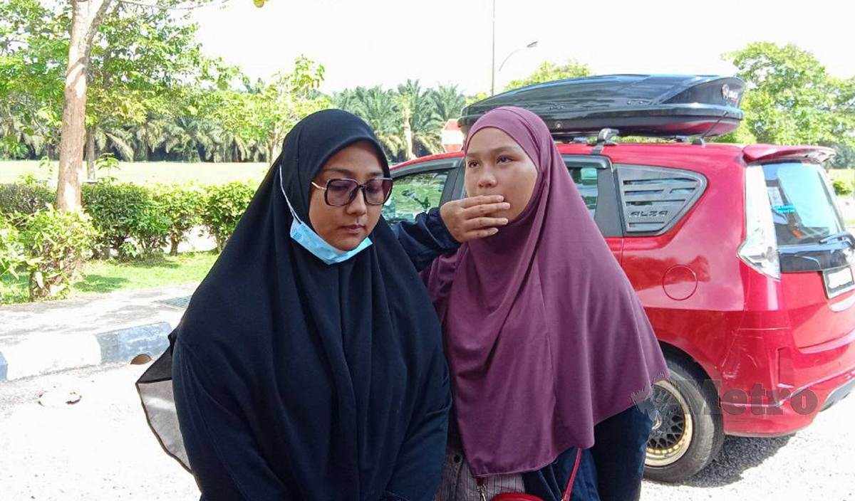 MUNIRAH Ezuddin, 21, (kanan) sebak ketika menceritakan kejadian kehilangan ibu dan bapa serentak. FOTO Meor Riduwan Meor Ahmad