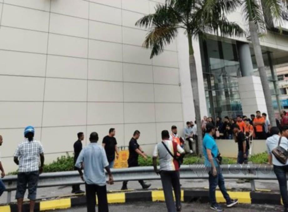 Lokasi wanita ditemui mati dipercayai selepas terjun dari bangunan pusat beli-belah di Klang, semalam. Foto Ihsan Pembaca 