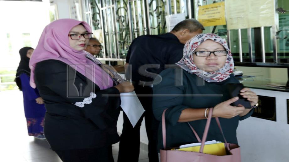 Nurul Huda (kanan) dan Siti Syakirah (kiri) membayar denda dikenakan ke atas mereka. FOTO Khairunisah Lokman.