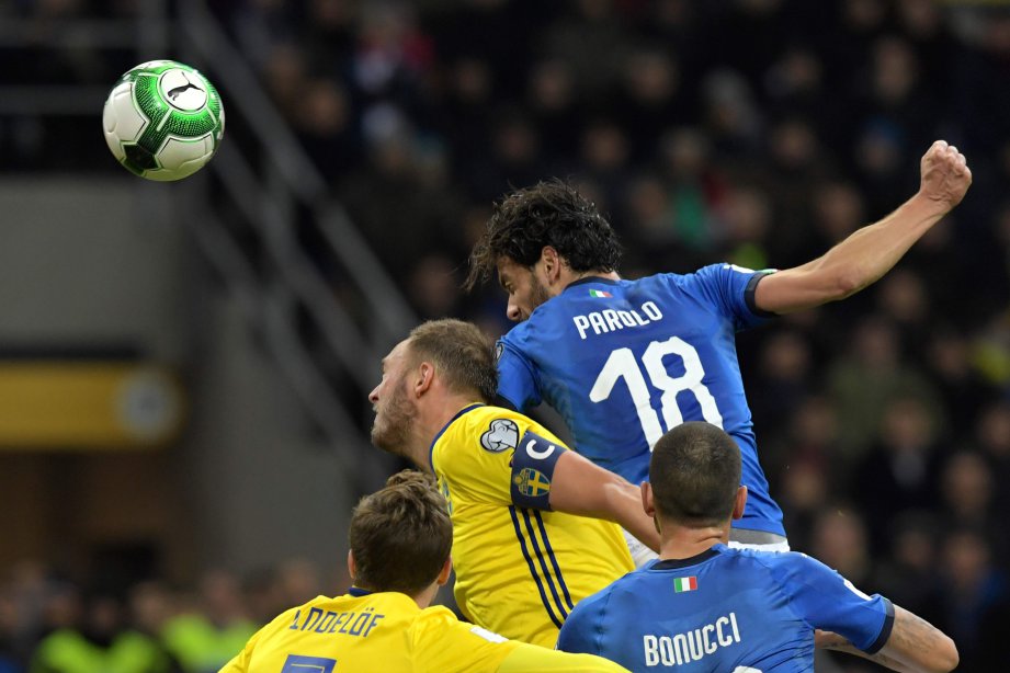 PEMAIN tengah Marco Parolo (kanan) menanduk bola sambil dihalang pemain Sweden.  FOTO/AFP 