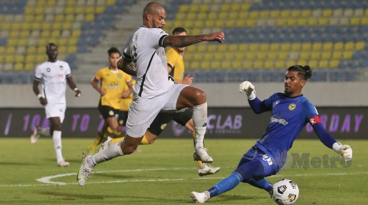 DA Silva cuba menjaringkan gol sambil dihalang oleh penjaga Gol Perak FC, Hafizul Hakim pada aksi perlawanan Liga Super di Stadium Sultan Mizan Zainal Abidin. FOTO GHAZALI KORI