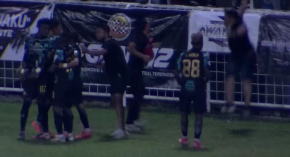 PENYOKONG Terengganu dilihat ‘menerjah’ ke dalam kawasan padang bagi meraikan gol yang dijaringkan Mintah. FOTO Ihsan YouTube