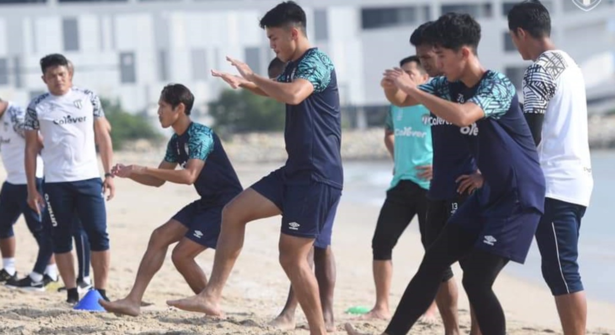 PEMAIN TFC giat menjalani latihan di pantai sebelum pertemuan dengan dua kelab luar negara pada aksi persahabatan. FOTO Ihsan TFC