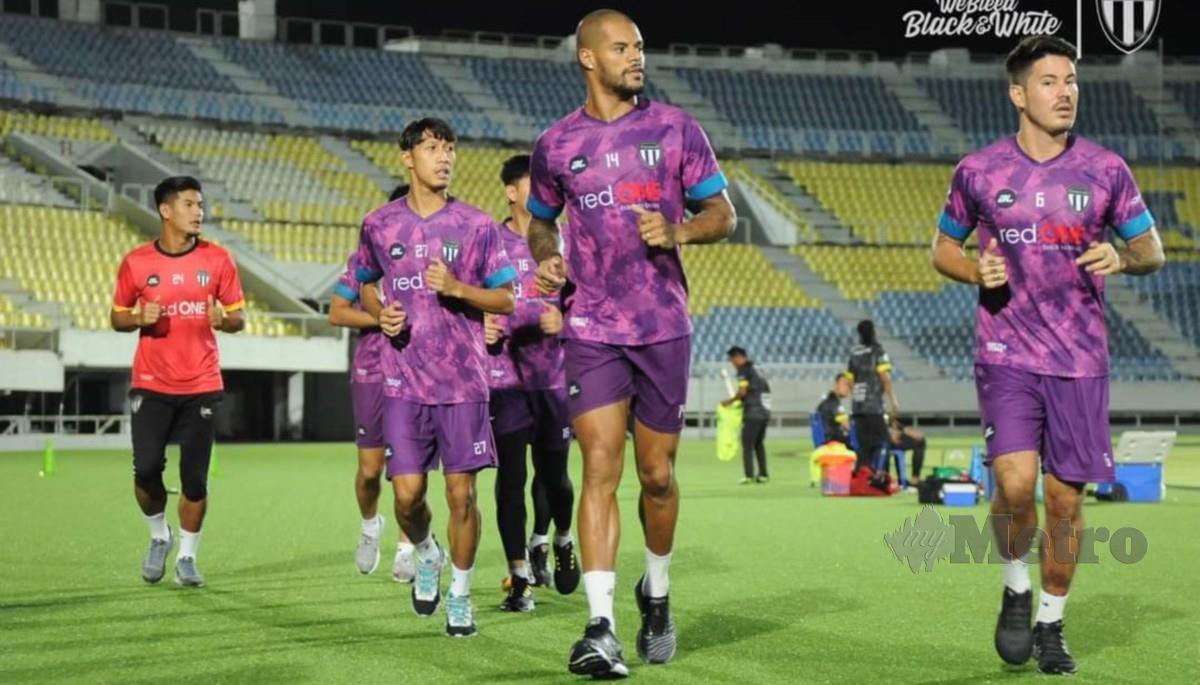 PEMAIN TFC giat menjalani latihan menjelang pertemuan dengan Selangor FC di Stadium Majlis Bandaraya Petaling Jaya malam esok. FOTO Ihsan TFC