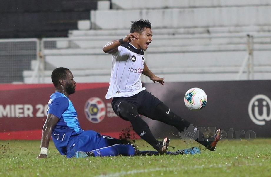 PEMAIN TFC II, Rizuan Mohd Razali (kanan) terjatuh selepas diasak oleh pemain UKM FC, Ignatius Adukor pada aksi perlawanan Liga Perdana di Stadium Sultan Ismail Nasiruddin Shah. FOTO GHAZALI KORI