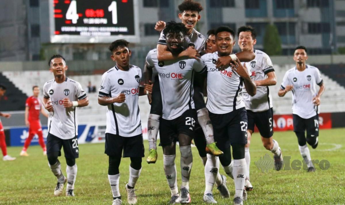 PEMAIN TFC II meraikan jaringan gol pada aksi perlawanan Liga Perdana menentang KUFC di Stadium Sultan Ismail Nasiruddin Shah. FOTO GHAZALI KORI