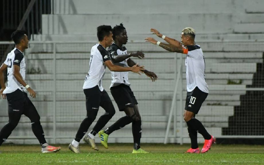 PENYERANG TFC II, Jordan Mintah (dua dari kanan) berjaya menyamakan kedudukan ketika pertemuan dengan Kelantan dalam aksi Liga Perdana di Stadium Sultan Ismail Nasiruddin Shah malam ini. FOTO Ihsan TFCII