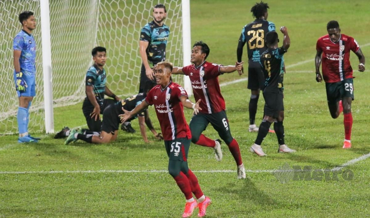 PEMAIN Kelantan United meraikan jaringan gol pada perlawanan Liga Perdana menentang Terengganu FC II di Stadium Sultan Ismail Nasiruddin Shah. FOTO GHAZALI KORI