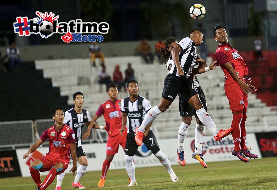 PEMAIN TFC II, Muhammad Radhi Mohd Yusof (dua dari kanan) menanduk bola dihadapan pintu gol pasukan PDRM pada perlawanan Liga Perdana di Stadium Sultan Ismail Nasiruddin Shah. -Foto GHAZALI KORI