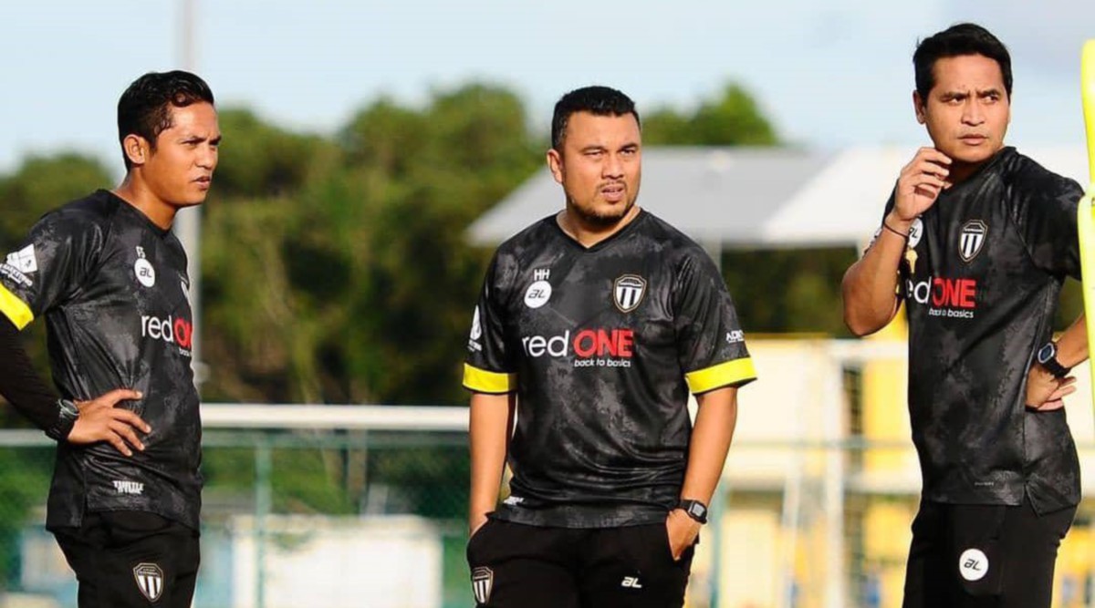 Bekas penolong jurulatih Kelantan, Tengku Hazman (tengah) dilantik sebagai penolong jurulatih TFC bagi mengharungi saingan Liga M musim depan. FOTO Ihsan TFC