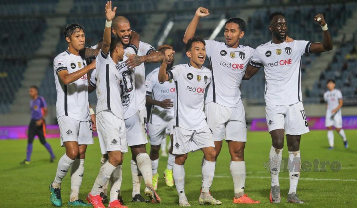 PEMAIN TFC meraikan jaringan gol pada perlawanan peringkat Kumpulan Piala Malaysia menentang Perak FC, di Stadium Sultan Mizan Zainal Abidin. FOTO GHAZALI KORI