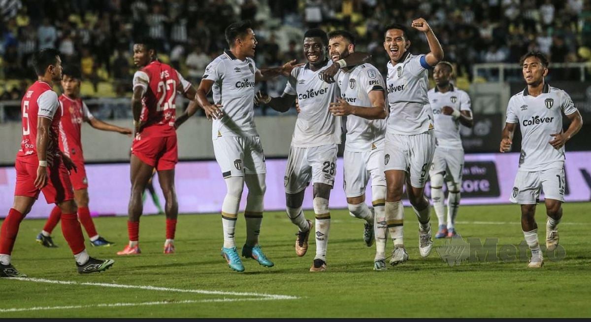 PEMAIN TFC,  meraikan jaringan gol pertamanya musim ini pada perlawanan Liga Super menentang PDRM FC di Stadium Sultan Mizan Zainal Abidin. FOTO GHAZALI KORI