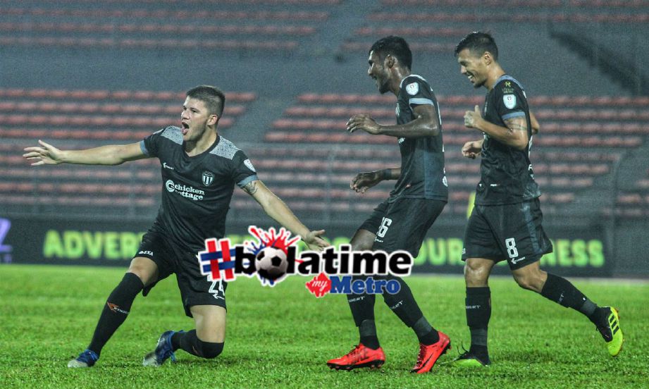 PEMAIN Terengganu FC (TFC) meraikan gol yang dijaringkan ketika menentang Kuala Lumpur. Foto NSTP/ASWADI ALIAS