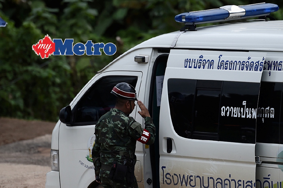 TENTERA Thailand melakukan tabik hormat kepada pasukan ambulan yang membawa mangsa ke hospital. FOTO/AFP  