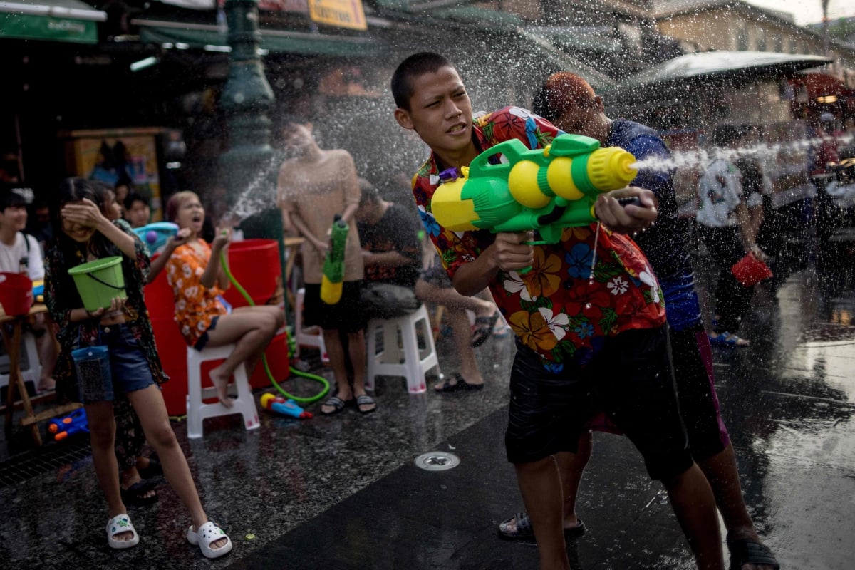 PERAYAAN Songkran disambut masyarakat Siam. FOTO AFP