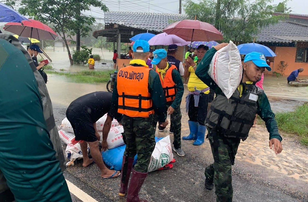 Pasukan keselamatan Thailand membantu penduduk terjejas banjir di Wilayah Phatthalung di Selatan Thailand. Foto AFP