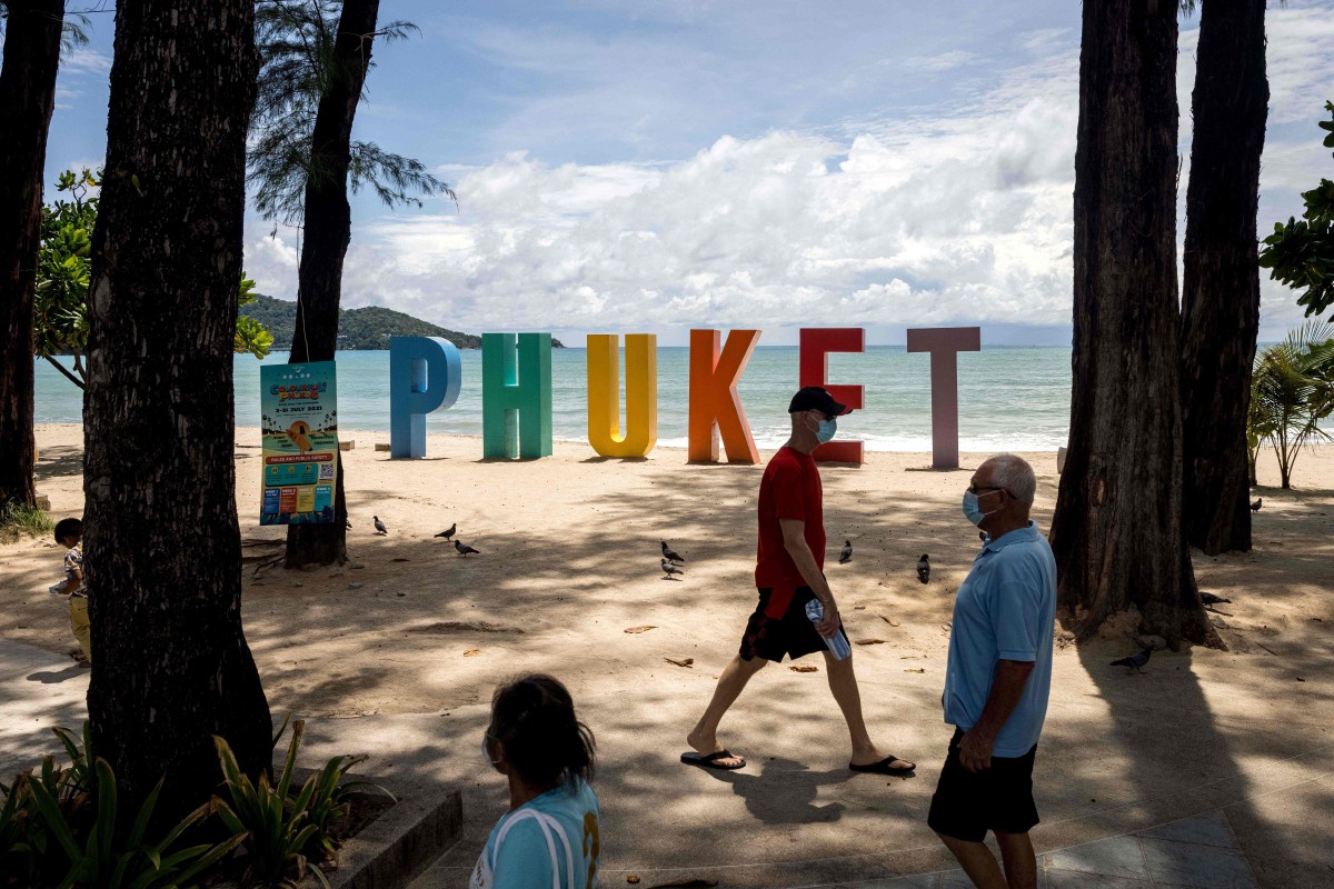 PANTAI Patong di Phuket yang kini sudah dibuka untuk pelancong (gambar diambil 14 Ogos). FOTO AFP