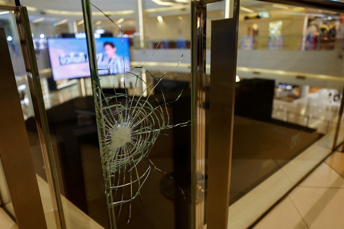 Kesan peluru dapat dilihat di pintu kaca di pusat beli belah, Siam Paragon. FOTO REUTERS