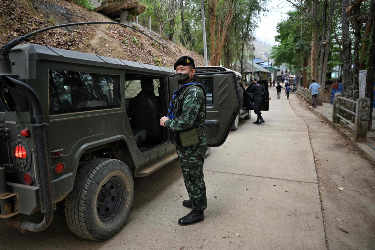 ASKAR Thailand mengawal kawasan sempadan bandar Mae Sam Laep yang bersempadan dengan Myanmar. FOTO AFP 