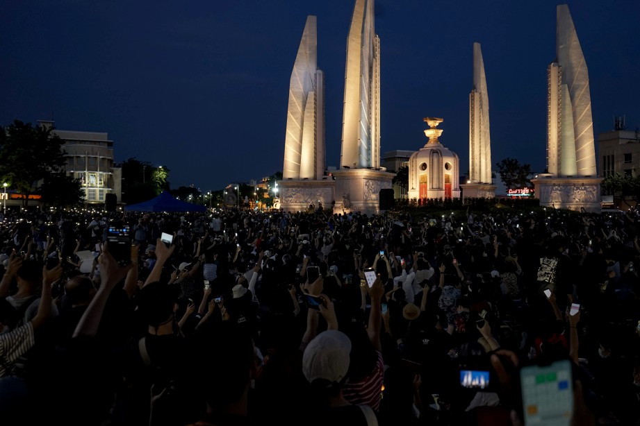 PESERTA demonstrasi di Monumen Demokrasi Bangkok malam tadi. 