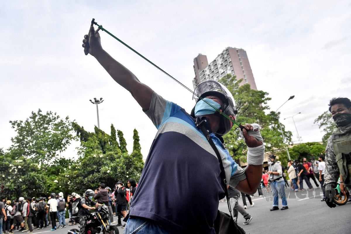 PERTEMBUNGAN antara penunjuk perasaan dan polis di Bangkok. FOTO AFP