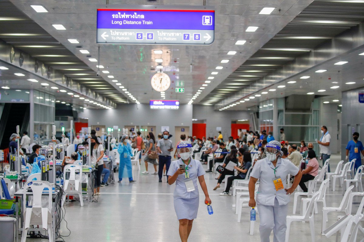PUSAT vaksinasi di Stesen Bang Sue di Bangkok, Thailand. FOTO EPA
