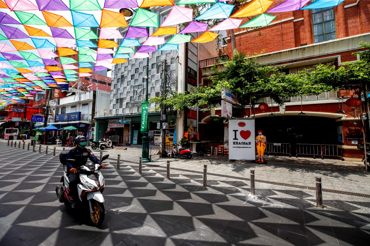 POLIS melakukan rondaan di jalan Khao San yang lazimnya menjadi lokasi popular sambutan Songkran, setiap tahun. FOTO EPA 