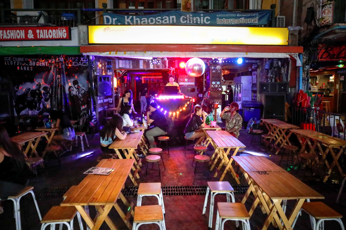KEADAAN bar di Khaosan Road, Bangkok yang tidak dipenuhi pengunjung berikutan penularan Covid-19. FOTO EPA 