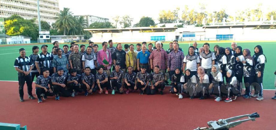 Pasukan hoki Sukma Terengganu, mendapat sentuhan daripada lima pemain Pasukan Hoki Terengganu (THT). FOTO MALIK MUHAMAD